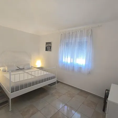 Apartman Otok 2 *
